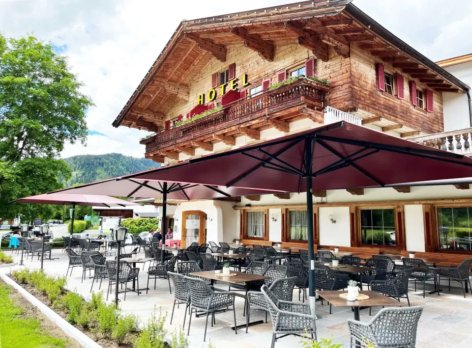 Großschirme vor einem alpinen Hotel