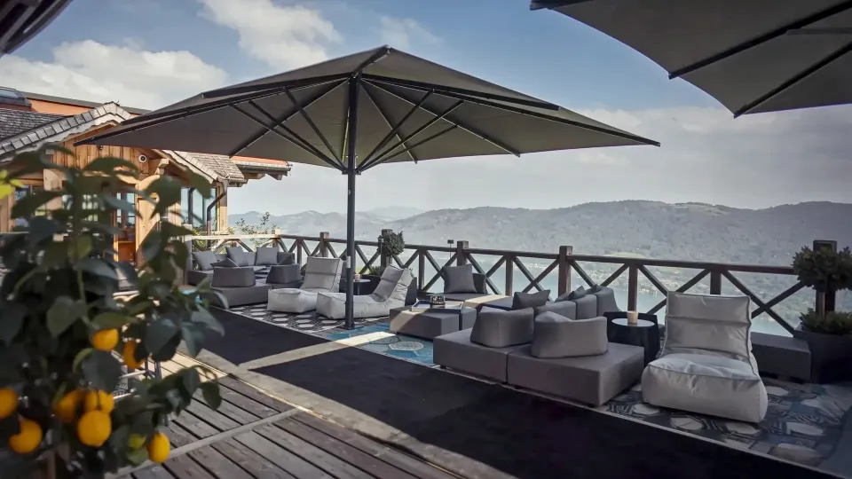 IPOMEA Classic Pro Großschirme über einer Terrasse mit Blick auf See und Berge