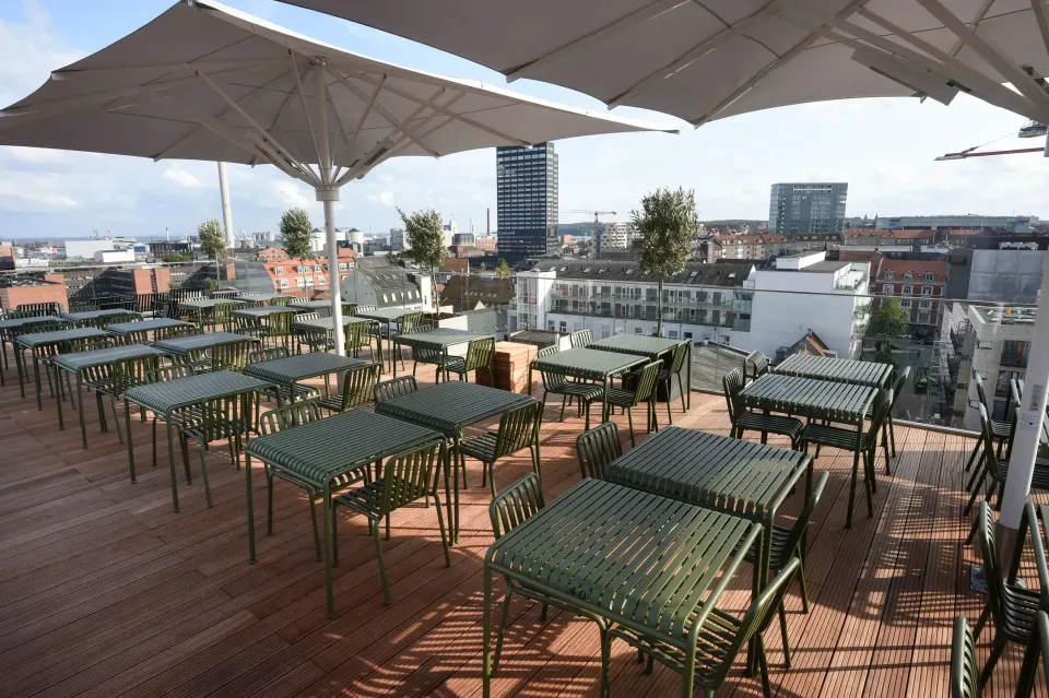 Dachterrasse mit Großschirmen über der Stadt