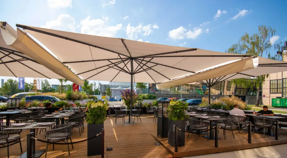 Großschirme über einer Gastronomieterrasse