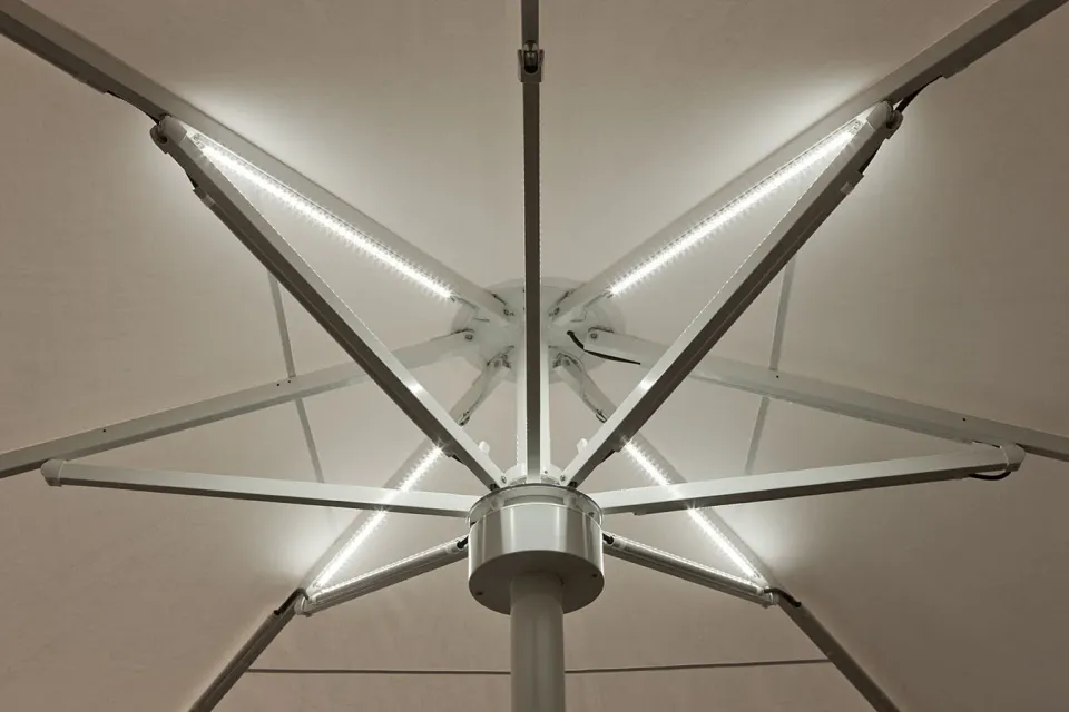 Weiß beleuchtete LED-Leisten an den Speichen von unten gesehen, in der Mitte der Mast
